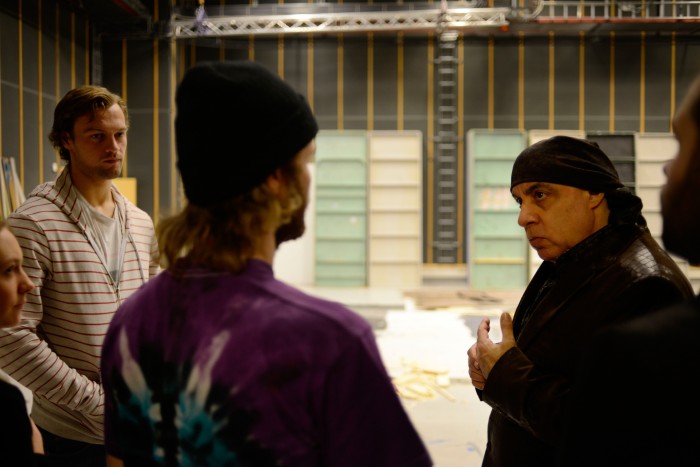 Lydstudentene viste Steven rundt, her i Filmskolens studio 2.