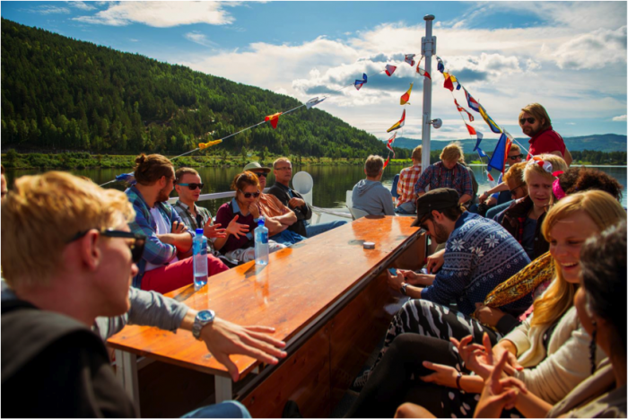 Vi fikk være med på MS Kryllingen, en vakker båttur gjennom det norske landskap.